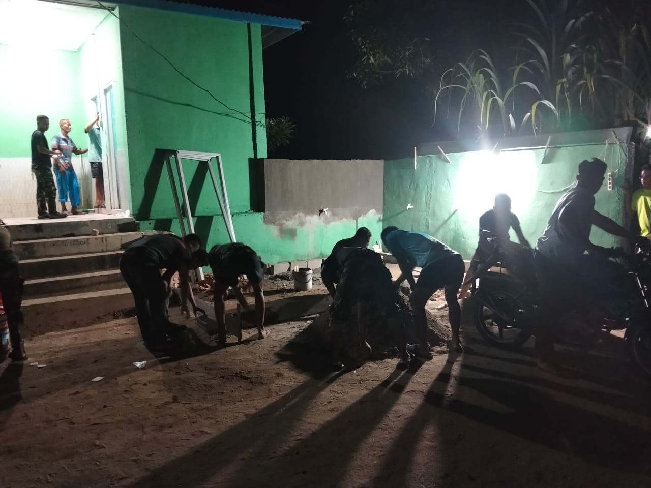 Tak Kenal Lelah Kejar Target, Satgas TMMD ke-129 Kodim 0313/KPR Lembur Malam Rehab MCK Masjid