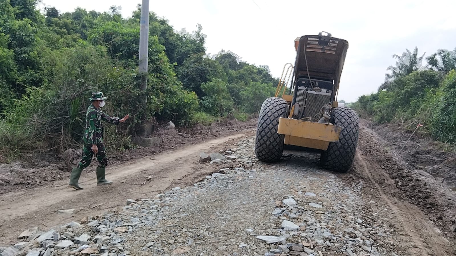 Tutup Jalan Berlubang dan Merapikan, Satgas TMMD ke-129 Kodim 0313/KPR Dipacu Hingga Jembatan