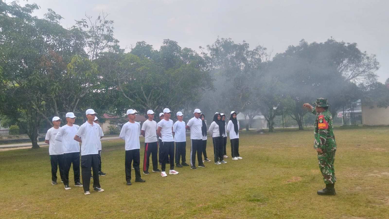 Babinsa Koramil 03/ Bunut Latih Paskibra Tingkat SMA, Sambut HUT RI Ke 81