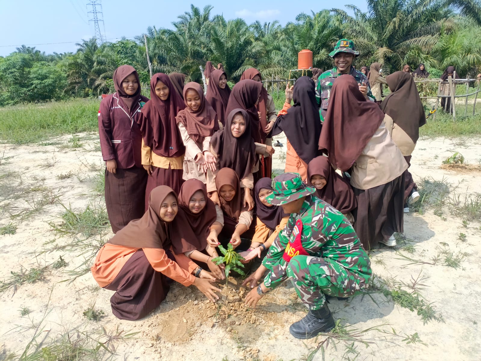 Babinsa Koramil 03/Bunut Tanamkan Kepedulian Lingkungan kepada Pelajar Melalui Aksi Penanaman Pohon