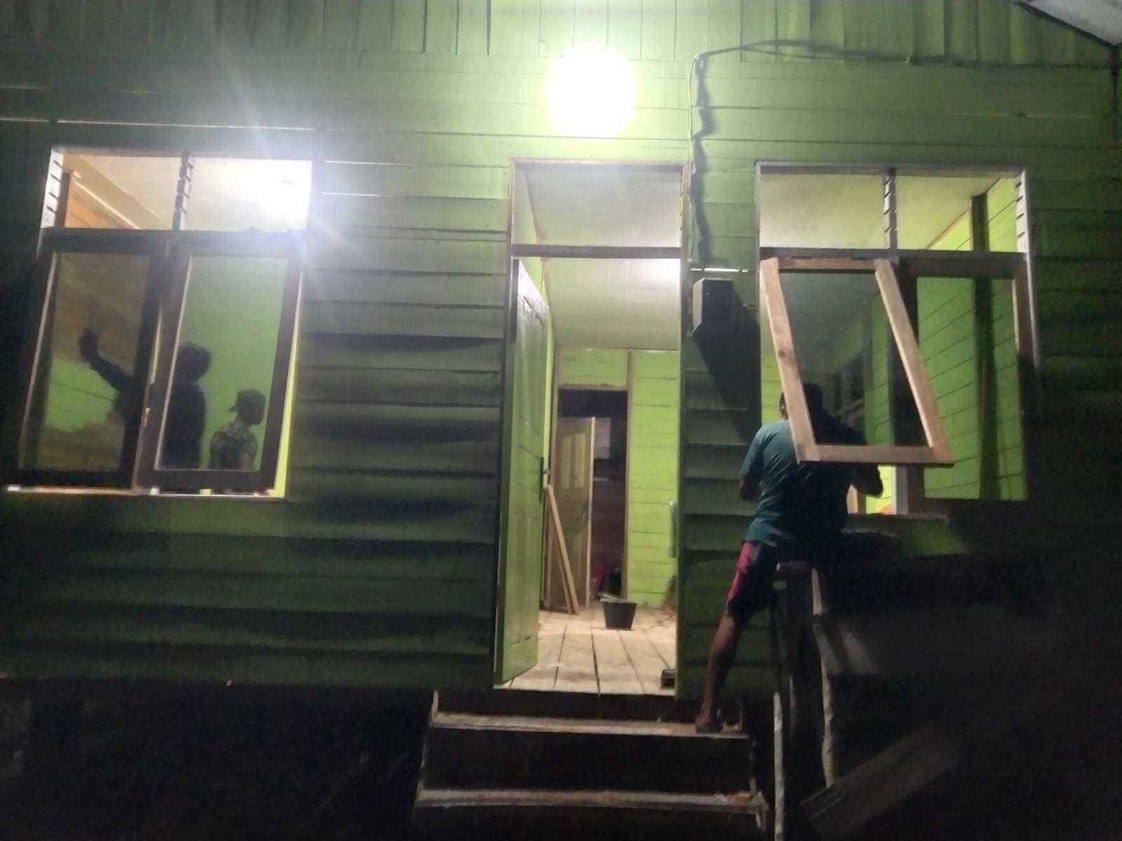 Kejar Target TMMD ke-129, Satgas Kodim 0313/KPR 'Serbu' Lembur Pengerjaan Rumah Ibu Timah Pada Malam