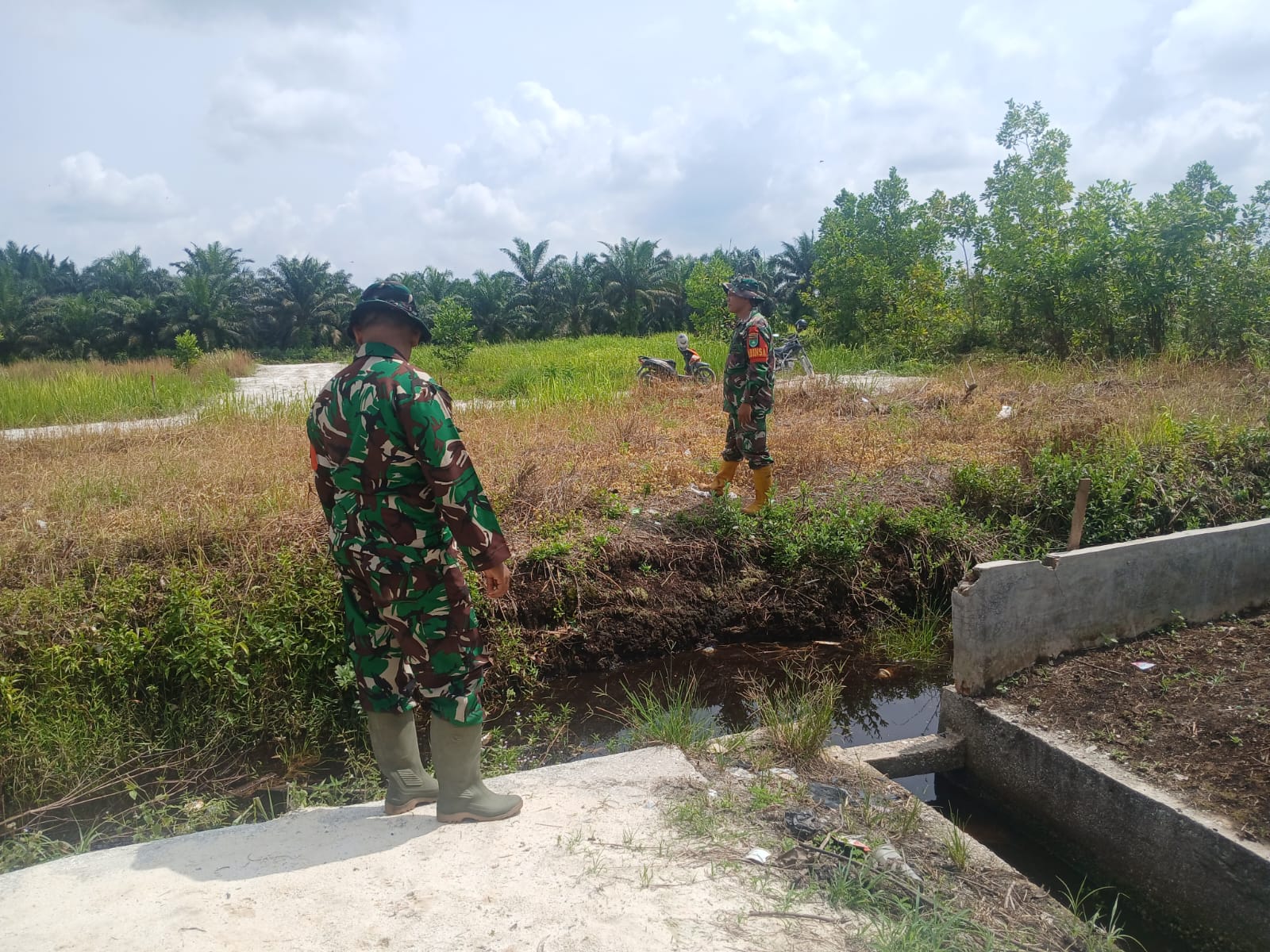 Babinsa Koramil 07/Kampar Kodim 0313/KPR Gencarkan Patroli Karhutla di Desa Rimbo Panjang