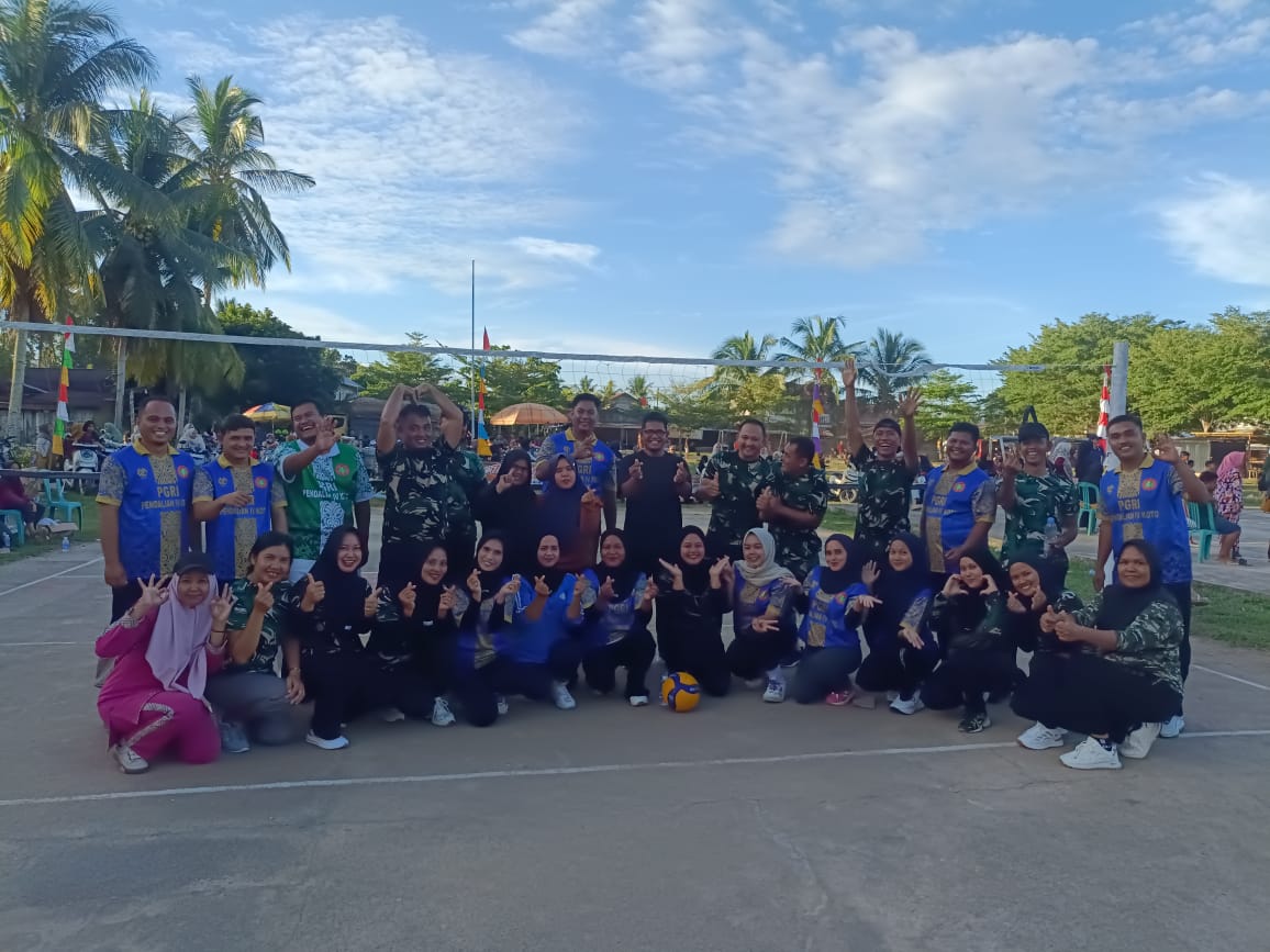 Babinsa dan Persit Koramil 13/Rokan IV Koto Meriahkan Lomba Voli Campuran HUT RI ke-81 