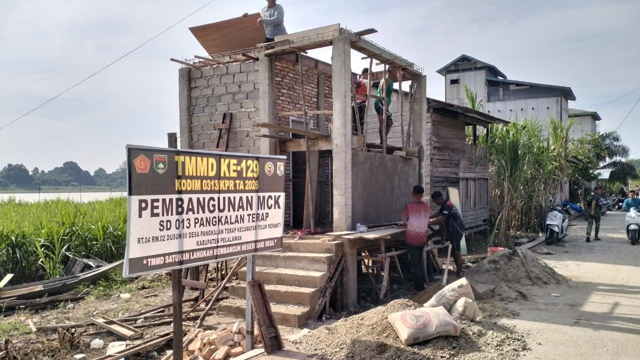 Kejar Target Penutupan TMMD ke-129, Satgas Kodim 0313/KPR Kebut Pembangunan MCK SD 013 