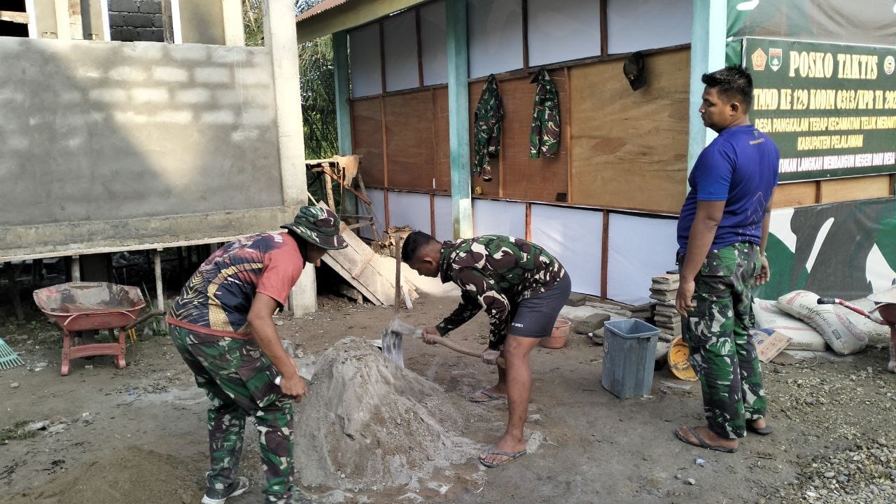 Pembangunan MCK Dusun 1 TMMD ke-129 Kodim 0313/KPR Capai Progres 87%, Masuki Tahan Pemasangan Kerami