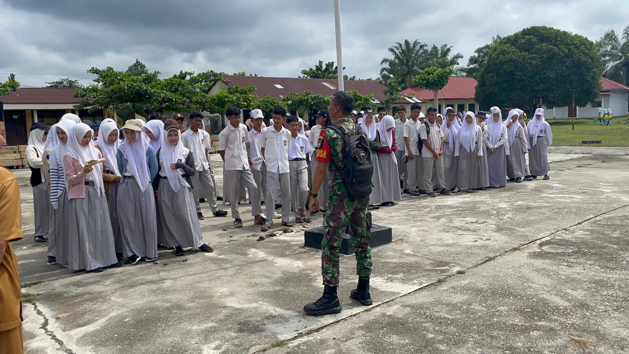 Babinsa Koramil 14/Kepenuhan Sosialisasikan Bahaya Narkoba kepada Siswa SMAN 1 Kepenuhan