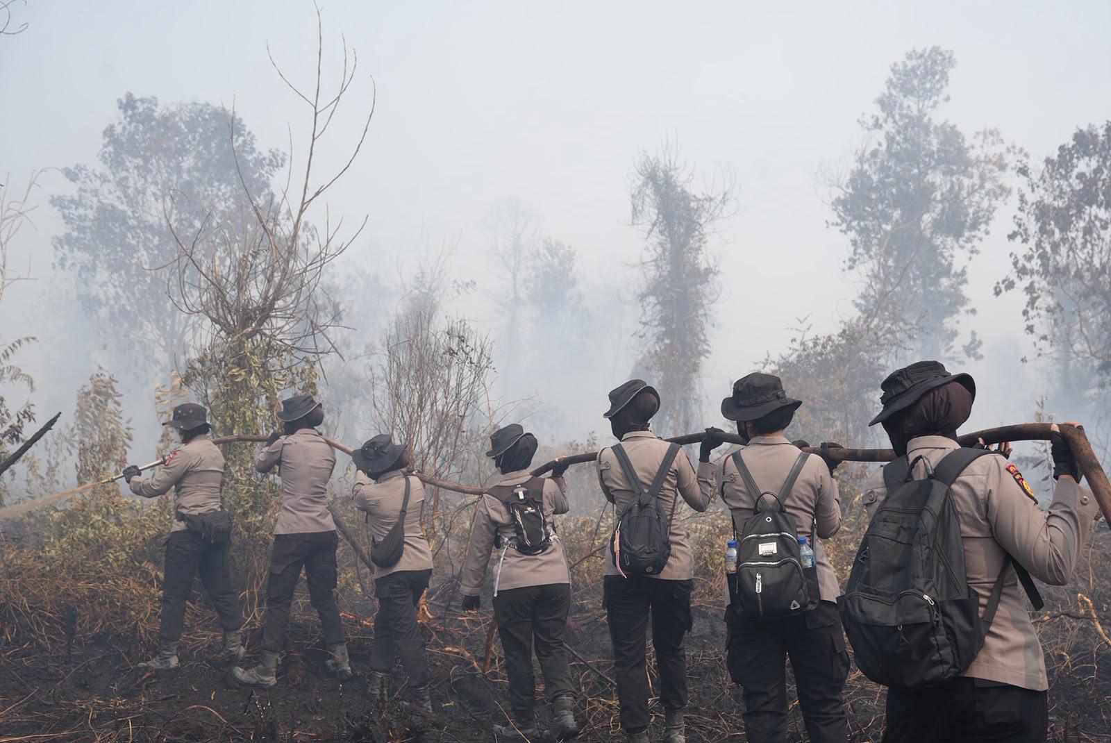 Tak Gentar Hadapi Asap, Polwan Brimob Polda Riau Turun ke Garis Depan Padamkan Karhutla di Kampar