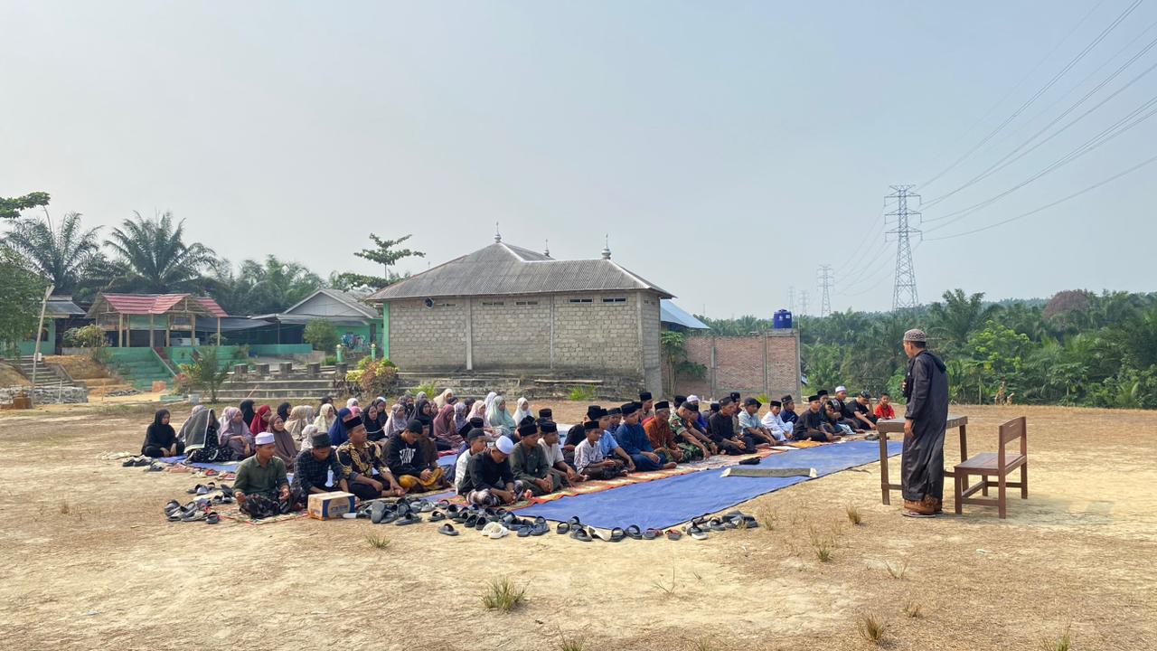 Sertu Dodi Aritonang Selaku Pimpinan Ponpes Ajak Santri Gelar Salat Istisqa