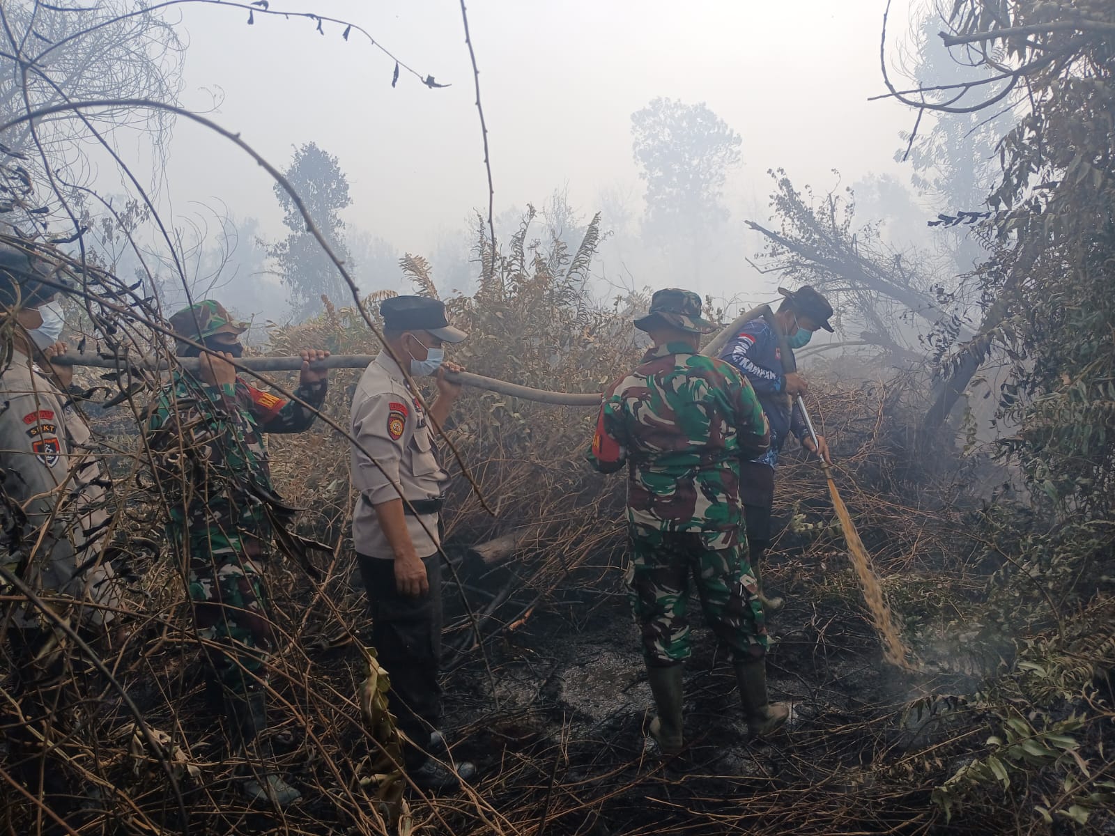 Babinsa Koramil 07/Kampar Padamkan Api Kebakaran Lahan Gambut di Desa Rimbo Panjang