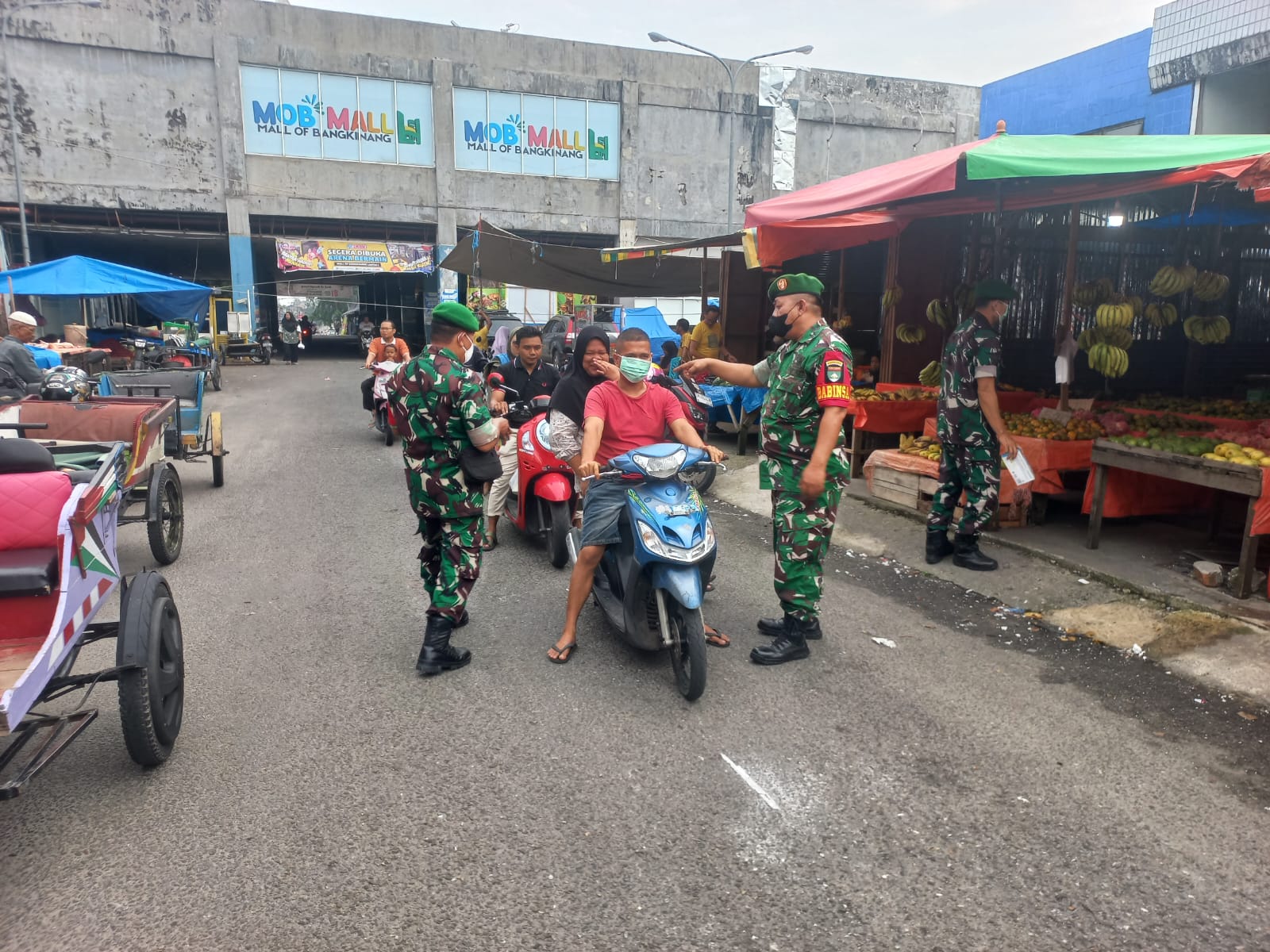Dampak Kabut Asap, Angota Koramil 01 Bangkinang Bagikan Masker Kepada Pedagang dan Pengunjung Pasar
