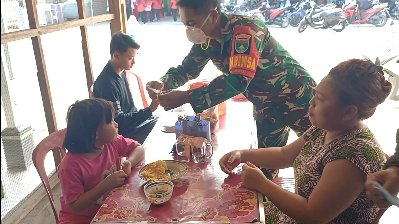 Babinsa Koramil 16/Tapung Bersama Tim Kesehatan Gelar Pembagian Masker Door to Door dan Cek Kesehata