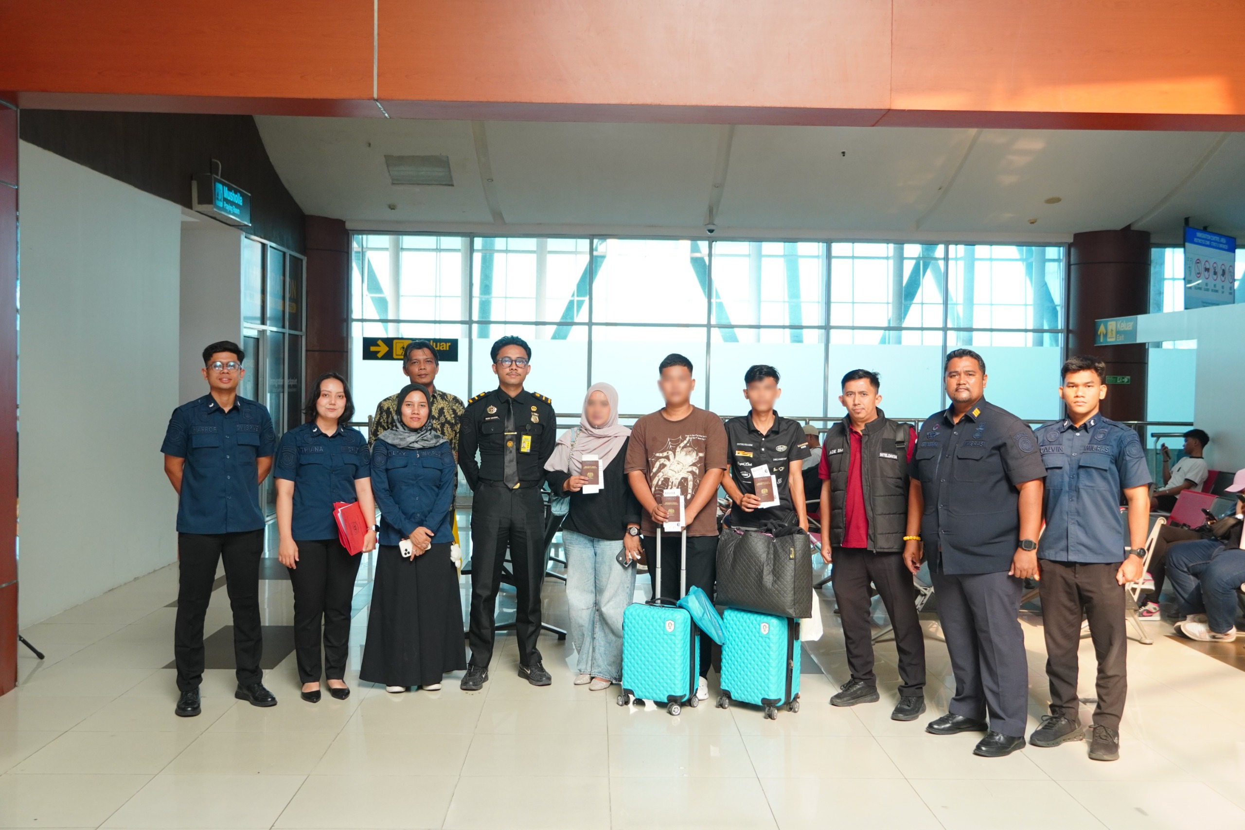 Imigrasi Pekanbaru Kawal Deportasi Tiga WN Malaysia, Tegakkan Aturan Keimigrasian