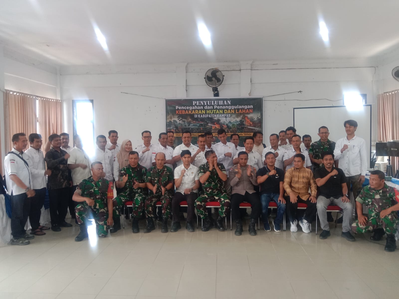 Akselerasi Mitigasi Karhutla, Tim Penyuluh Mabes TNI Sosialisasi di Aula Camat Tambang
