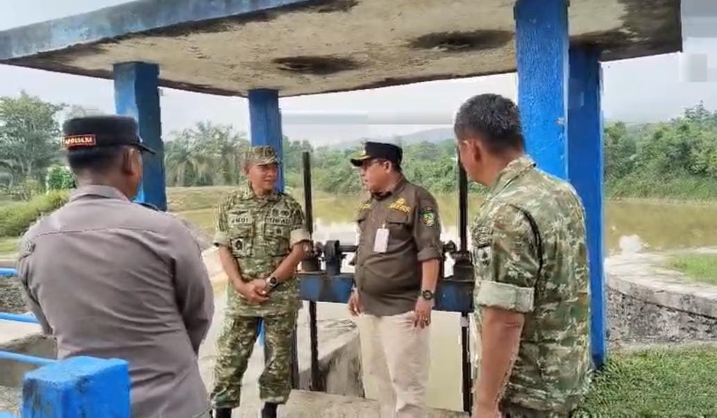 Pastikan Ketersediaan Sumber Air Mitigasi Karhutla, Tim Penyuluh Mabes TNI Tinjau Embung di Rokan IV