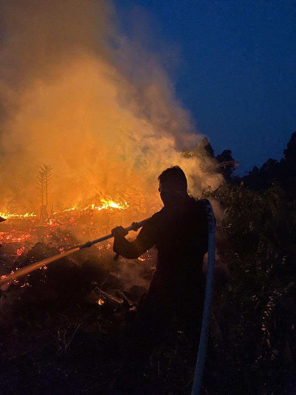 Tak Kenal Lelah, Brimob Riau Berjibaku Padamkan Karhutla di Meranti hingga Malam