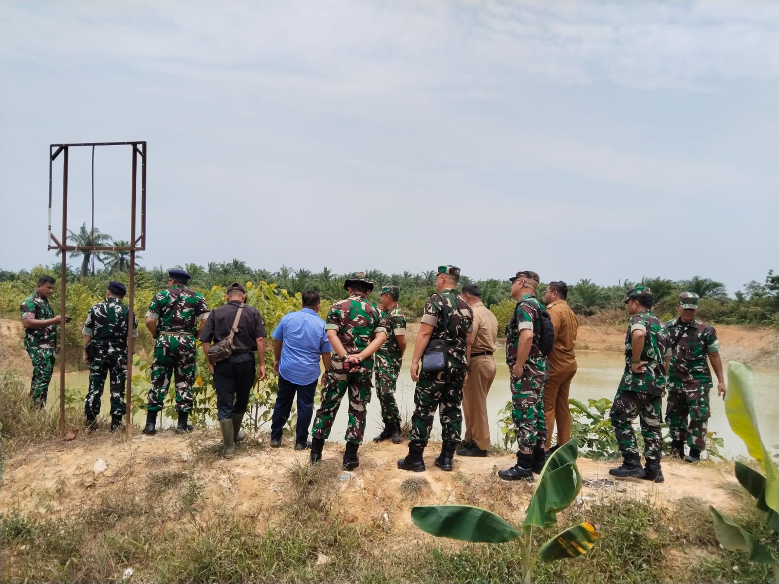 Pastikan Pasokan Air Penanganan Karhutla Siap, Tim Penyuluh Mabes TNI Tinjau Embung di Desa Kabun