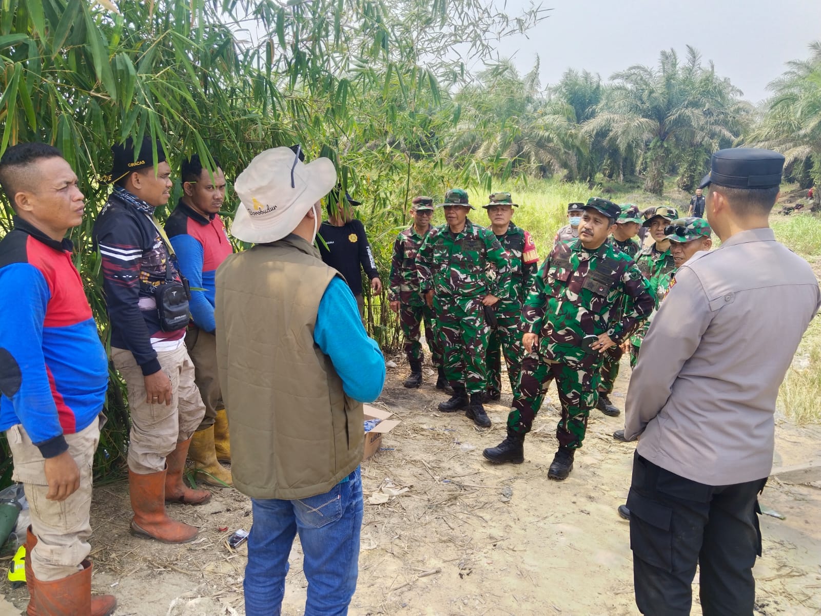 Pastikan Pemadaman Tuntas dan Konsolidasi Tim Satgas Gabungan, Tim Penyuluh Mabes TNI Tinjau Lokasi 