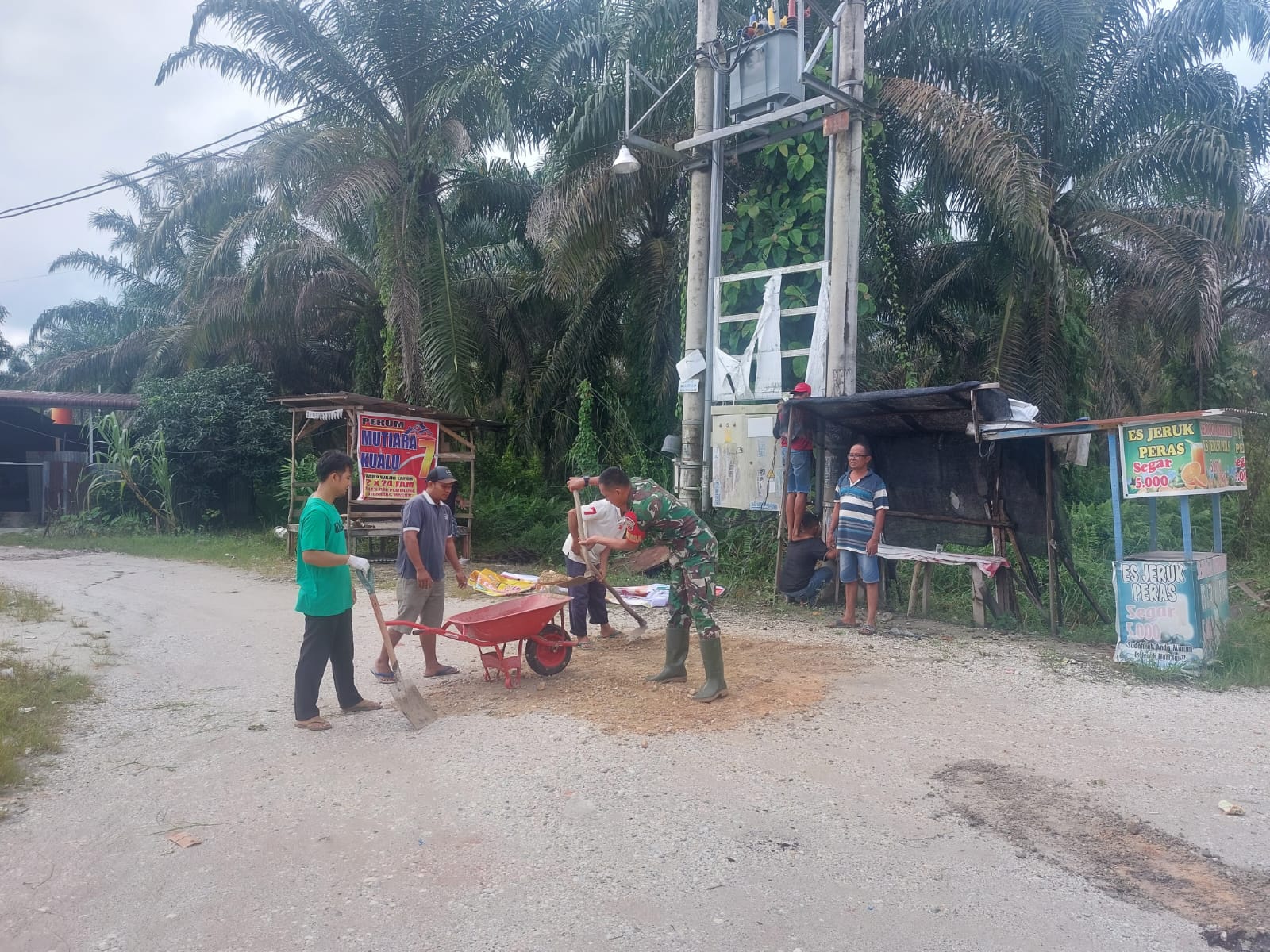 Babinsa Koramil 07/Kampar Gotong Royong Bersama Warga  Timbun Jalan Rusak