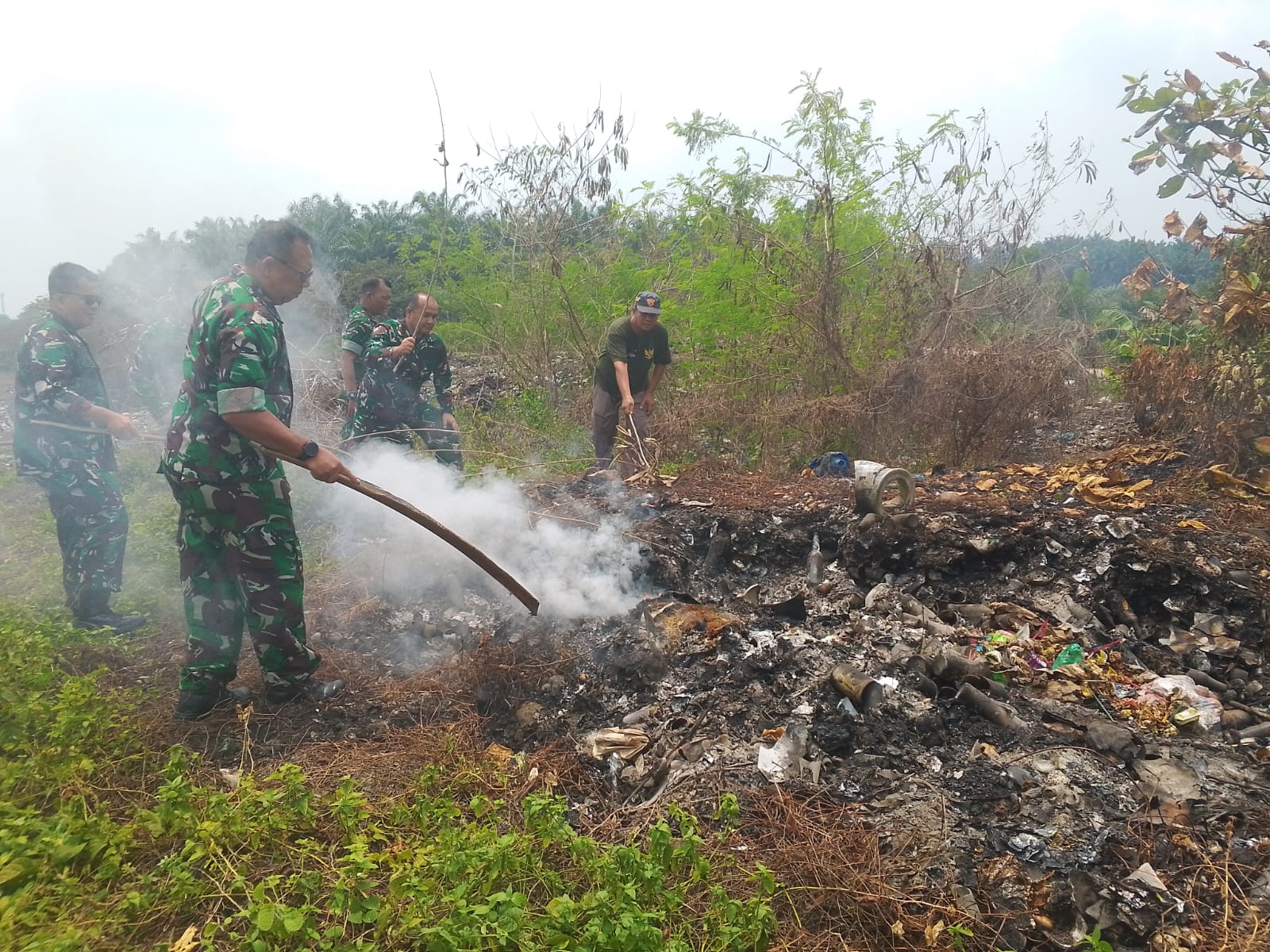 Perkuat Langkah Preventif, Tim Penyuluh Mabes TNI Pantau Pengelolaan TPA Sampah di Kampar