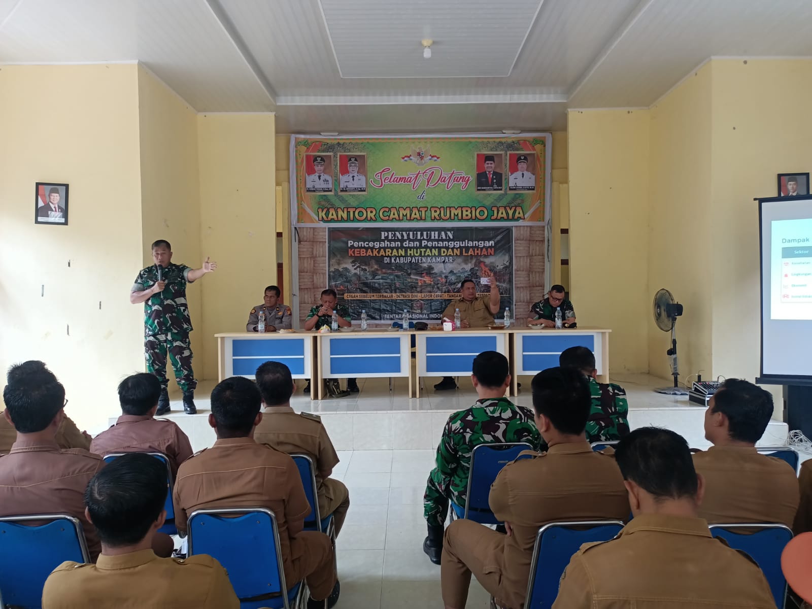Terus Semarakan Sosialisasi Karhutla,Tim Penyuluhan Mabes TNI Sasar Desa di Rumbio Jaya