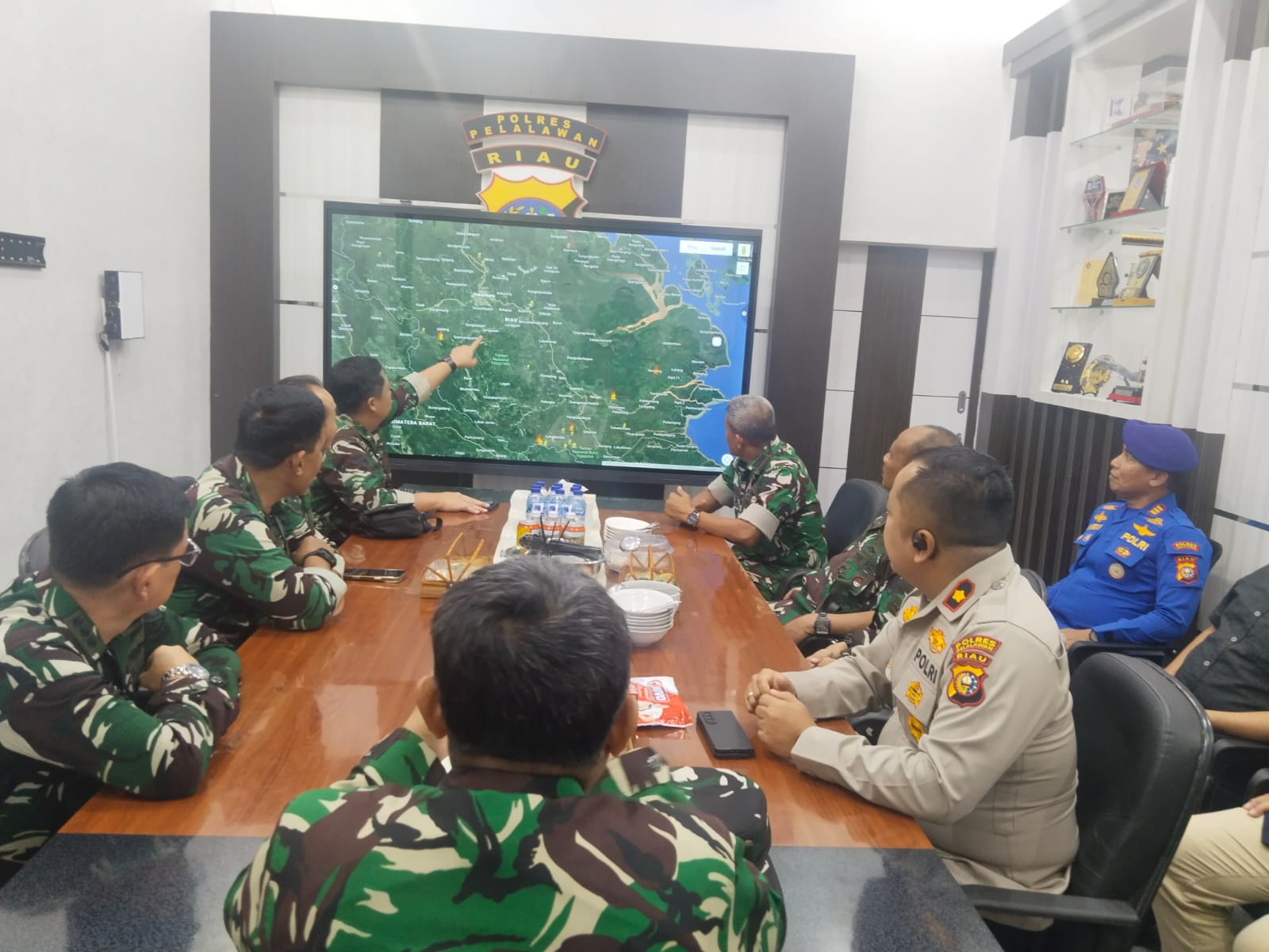 Respon Terpadu Bebas Asap, Tim Mabes TNI dan Polres Pelalawan Bahas Kesiapsiagaan Kebencanaan