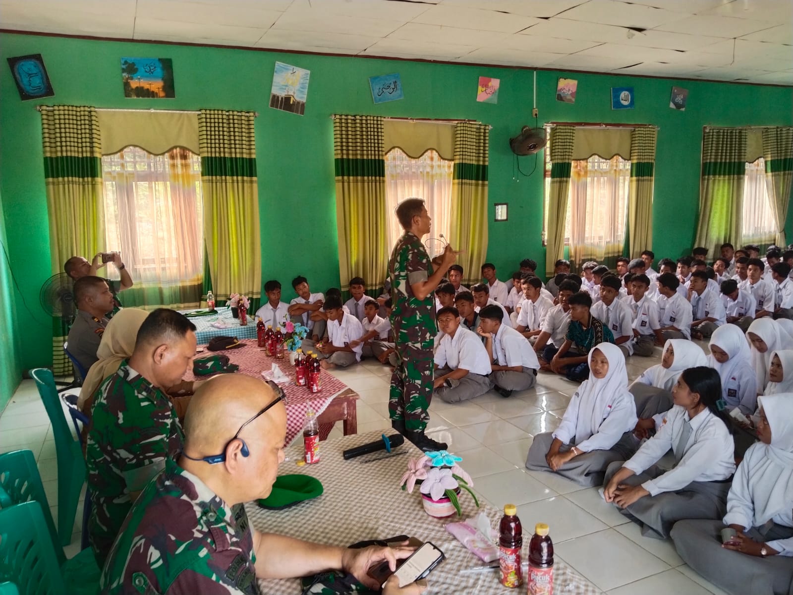 Edukasi Generasi Muda,Tim Penyuluh Mabes TNI Gelar Sosialisasi Karhutla di SMAN 1 Pendalian IV Koto
