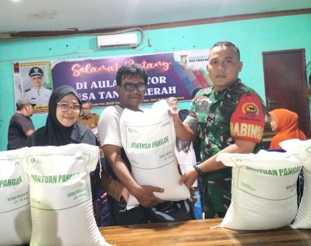 Dukung Kesejahteraan Masyarakat, Babinsa Koramil 06 Siak Hulu Dampingi Pemberian Sembako 