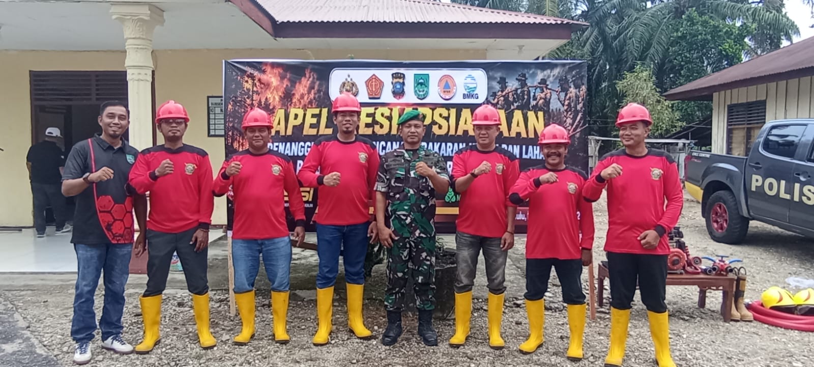 Perkuat Sinergitas cega kebakaran, Babinsa Serda Dedi Saputra Komsos bersama Damkar