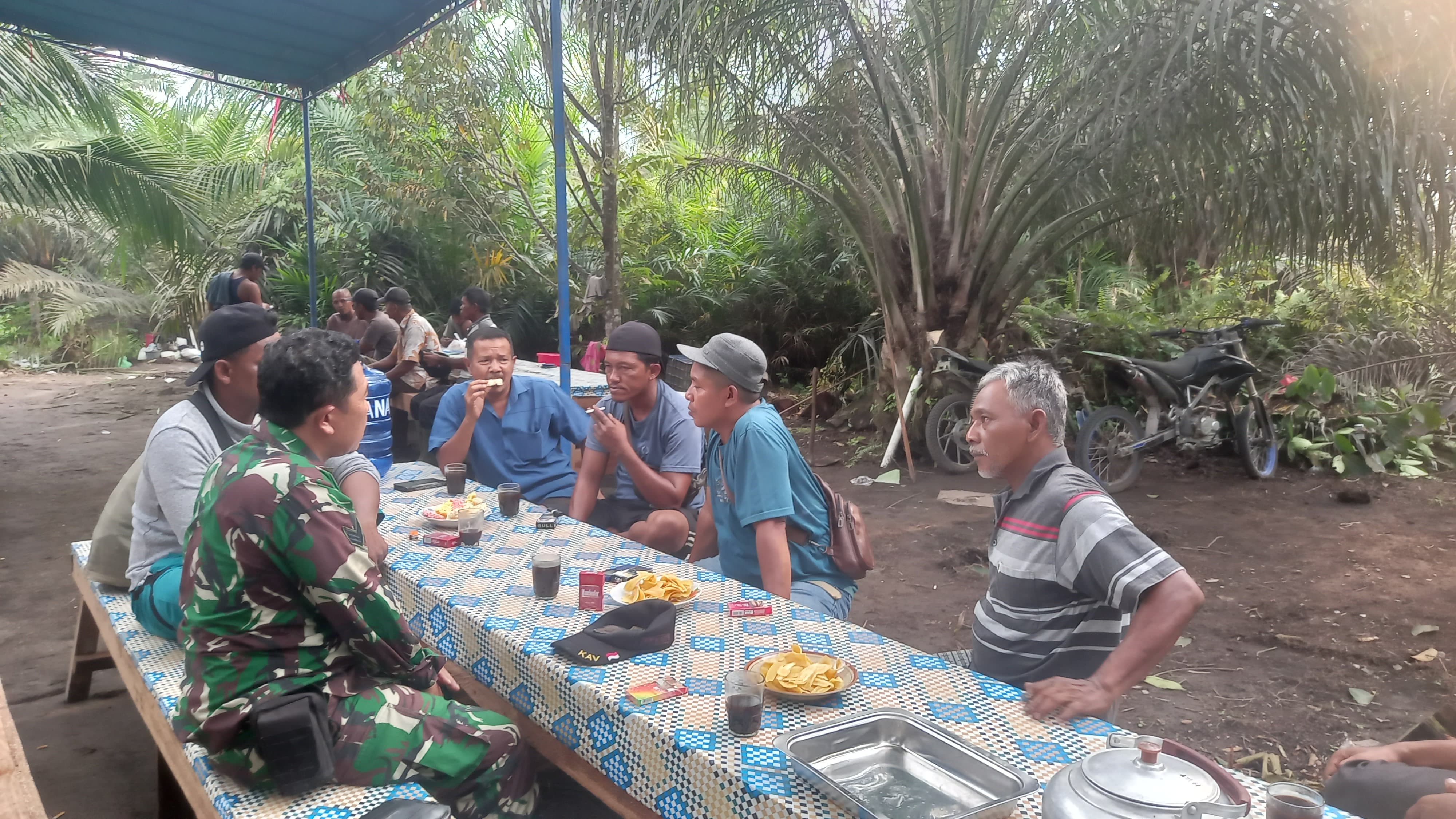 Babinsa Koramil 03/Bunut Laksanakan Komsos Bersama Warga Desa Telayap