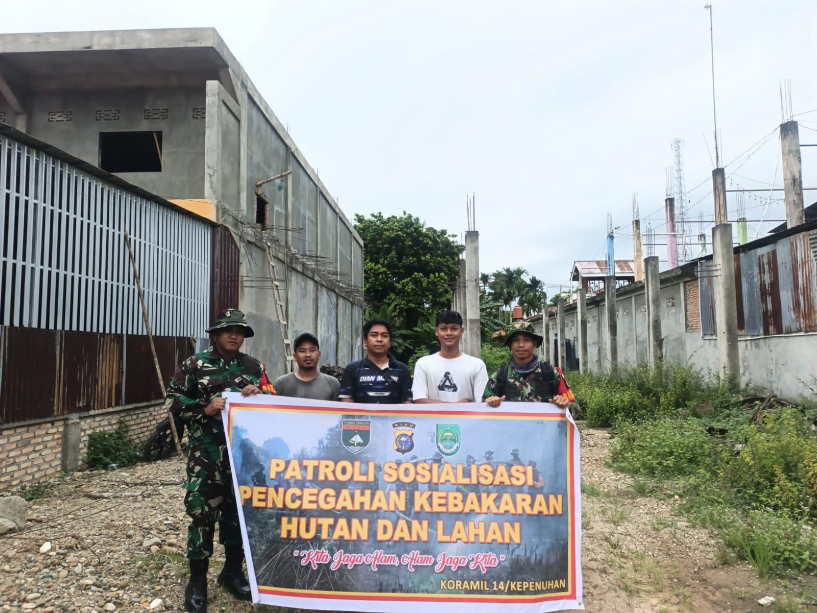 Tingkatkan Kewaspadaan, Babinsa Koramil 14/Kepenuhan Masifkan Patroli Karhutla dan Sosialisasi