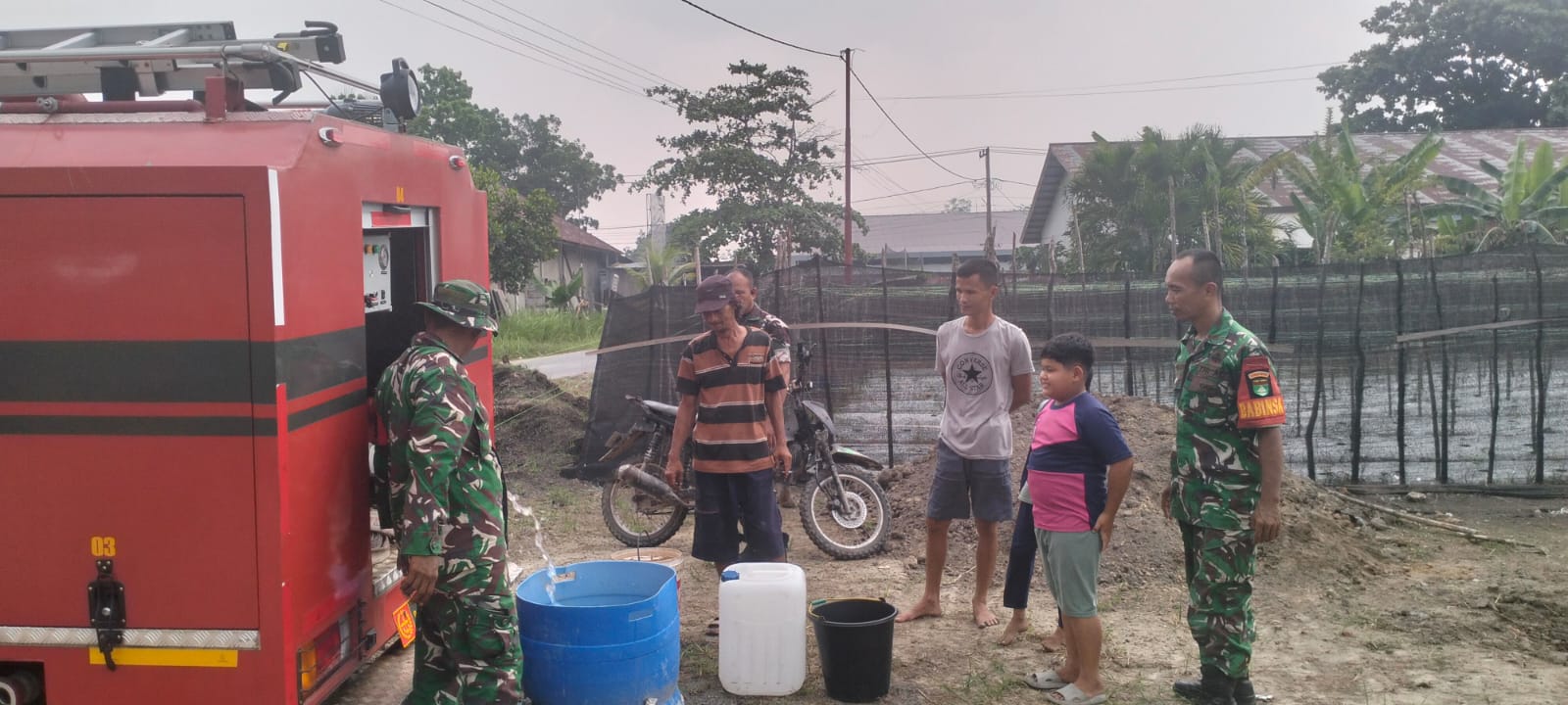Dampak Cuaca Ekstrem dan Kekeringan, Kodim 0313/KPR Salurkan Bantuan Air Bersih Bantu Warga
