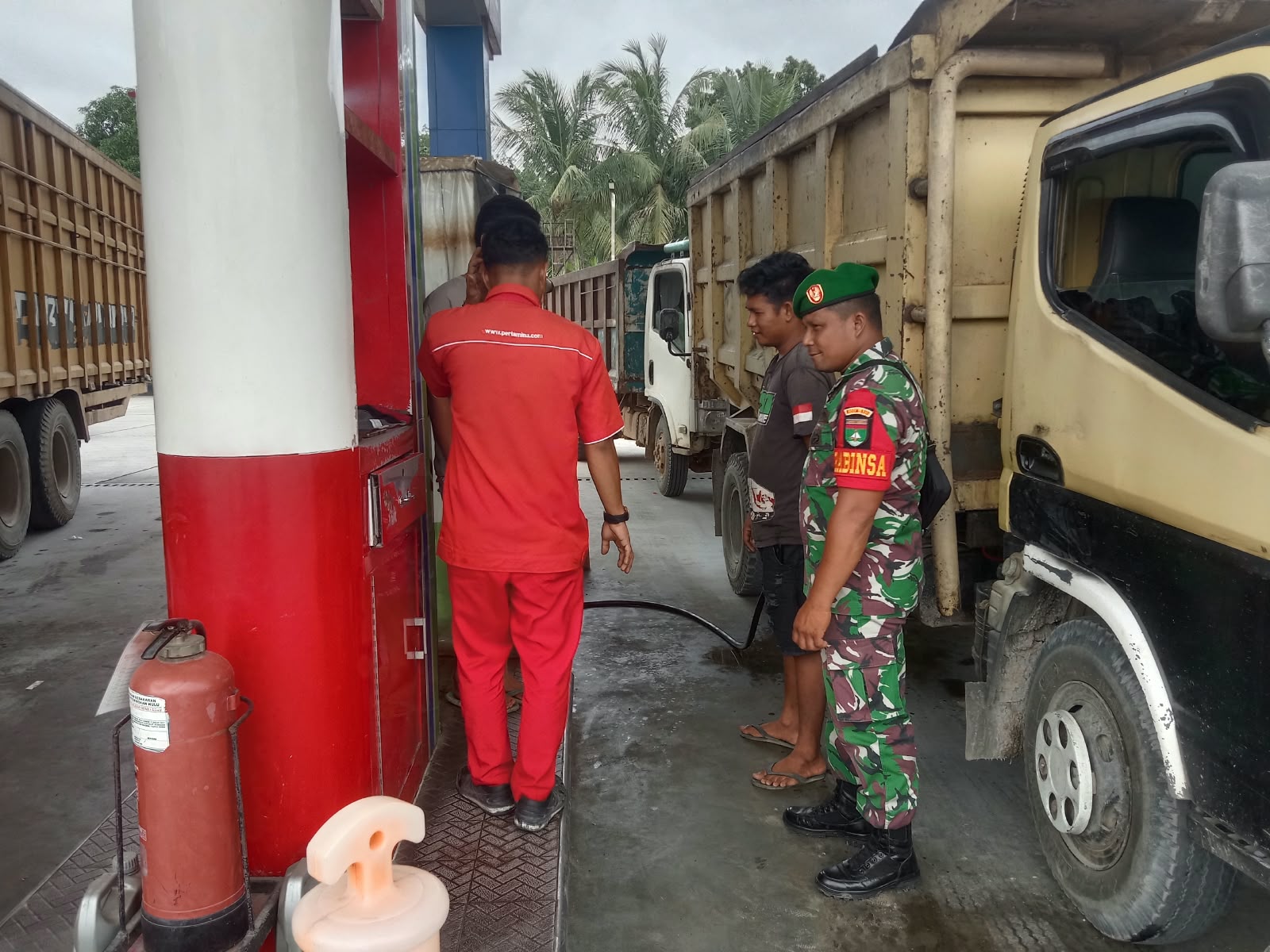 Babinsa Koramil 14/Kepenuhan Kunjungi SPBU Komsos Bersama Warga Dan Karyawan SPBU