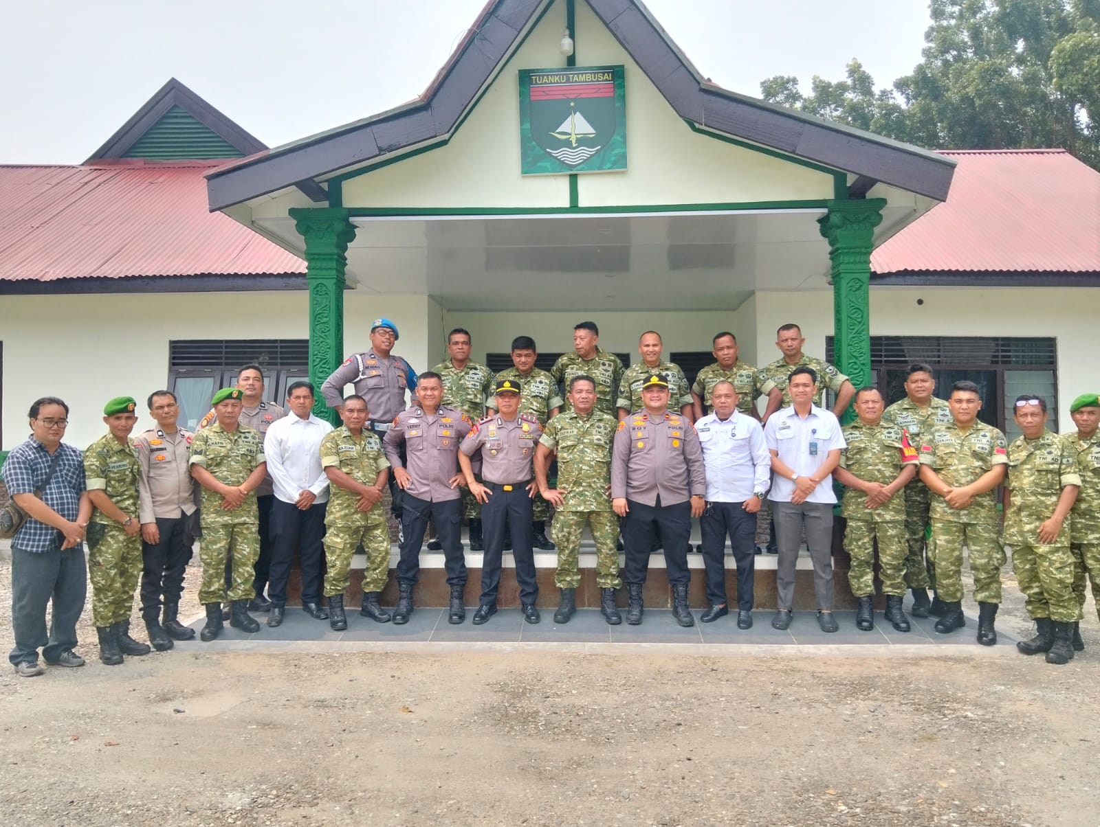 HUT TNI ke-81 Polsek Bangkinang Kota dan Polsek Bangkinang Barat Beri Kejutan dan Sambangi Koramil