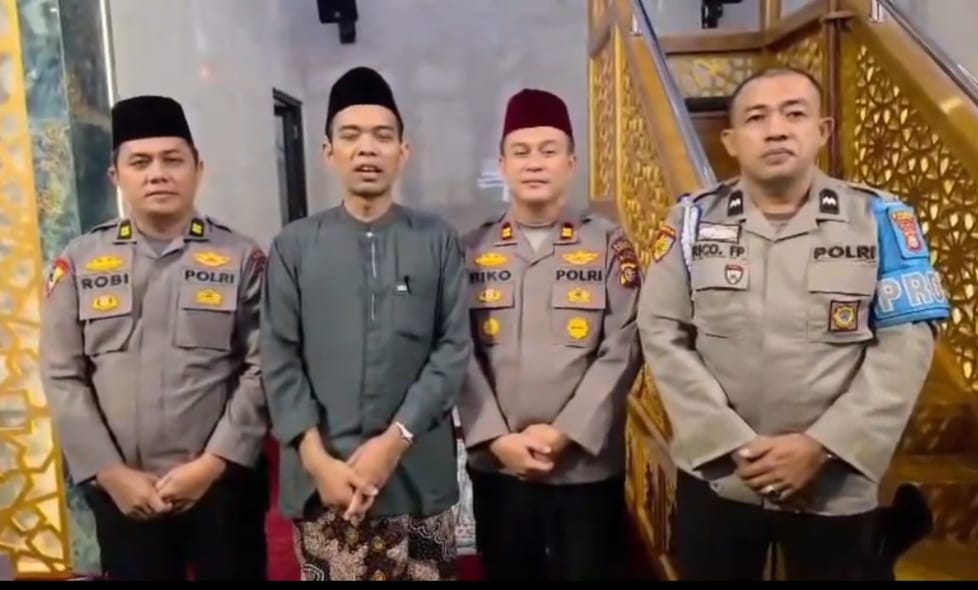 Polsek Tapung Hilir bersama Ustadz Abdul Somad Ajak Anak-Anak Bebas Buta Aksara Al-Qur'an