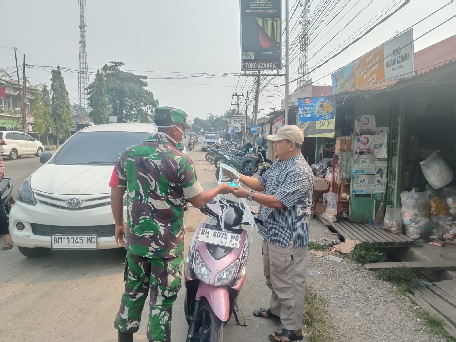 Peduli Dampak Asap, Babinsa Koramil 08/Tandun Bagikan Masker kepada Masyarakat