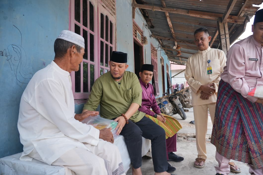 Sambut HUT ke-27 Kabupaten Siak, Diskominfo Salurkan Sembako untuk Lansia dan Warga Membutuhkan
