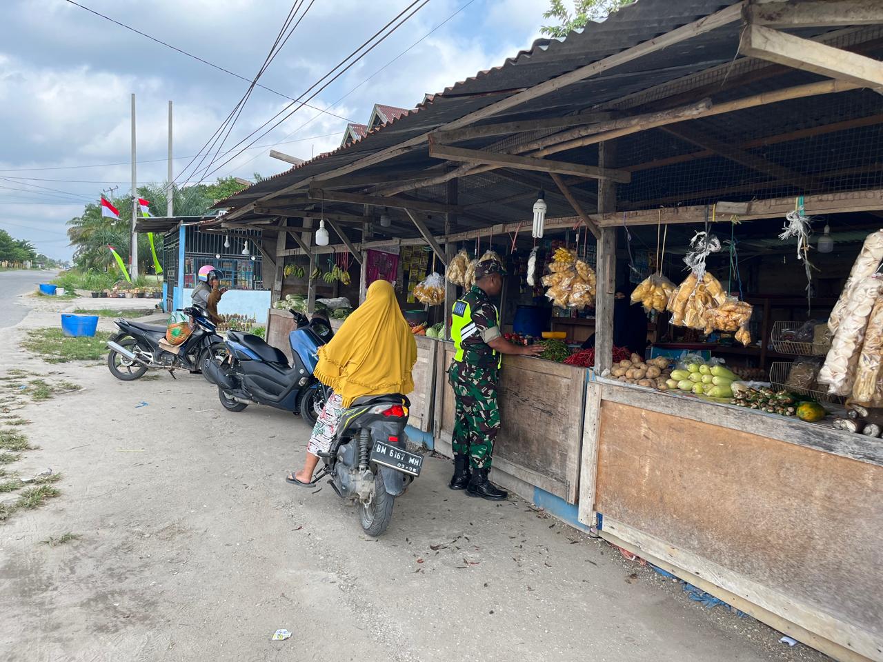 Turun Ke Pasar Tradisional Babinsa Cek Harga Sembako Yang ada Di Warung Di Desa 