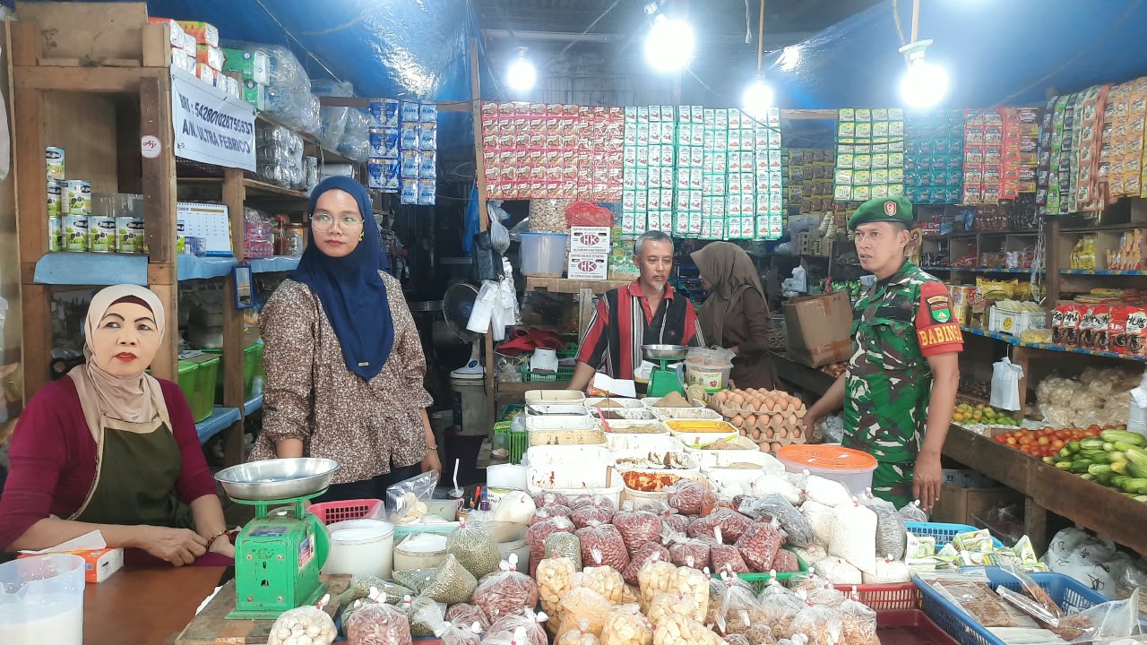 Babinsa Koramil 03/Bunut Laksanakan Monitoring Harga Sembako di Pasar Tradisional di Pelalawan