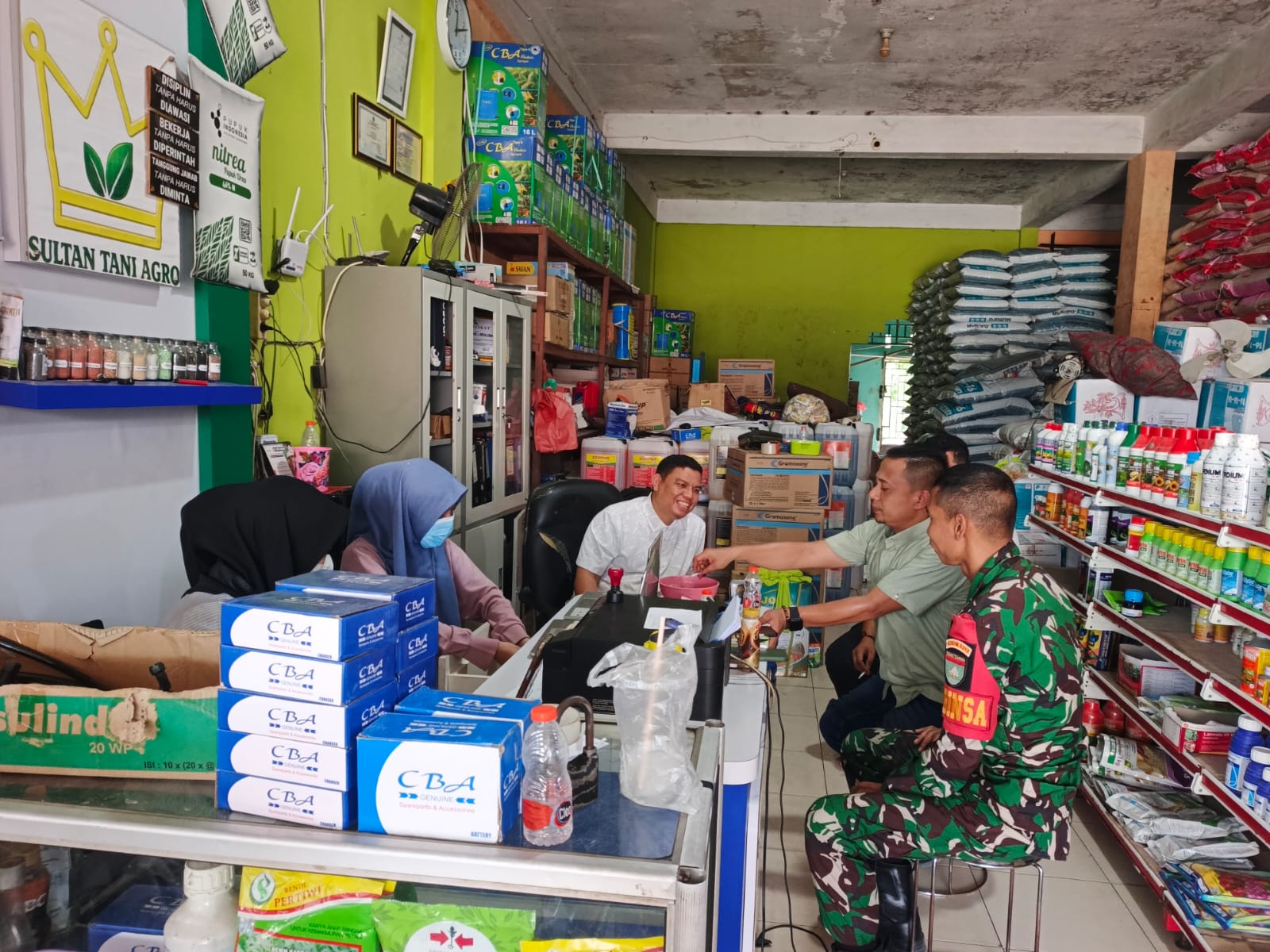 Babinsa Koramil 14/Kepenuhan Laksanakan Anjangsana ke Toko Pupuk Non Subsidi, Pantau Harga Pasaran
