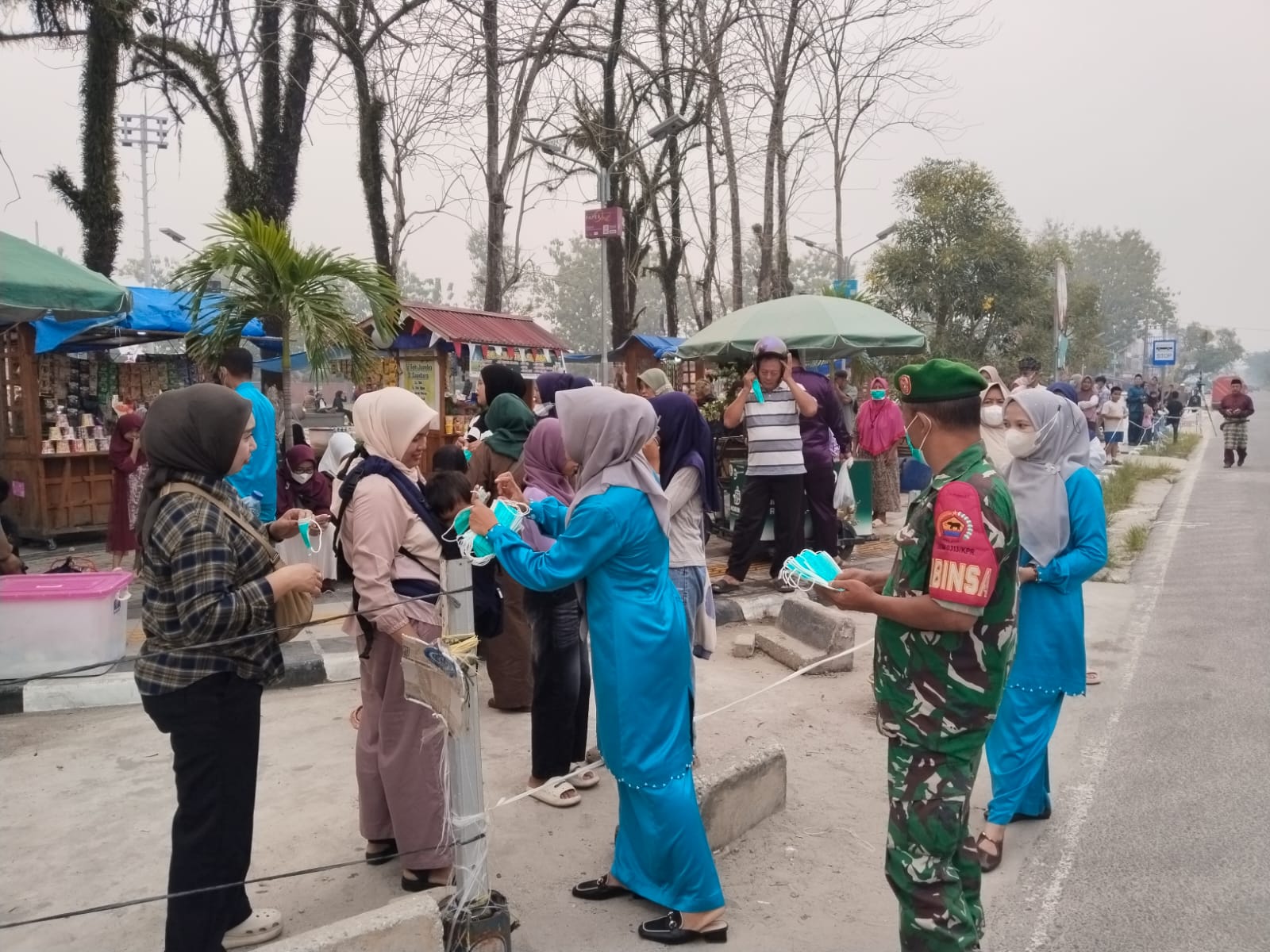 Babinsa Bersama Petugas Kesehatan Bagikan Masker kepada Masyarakat