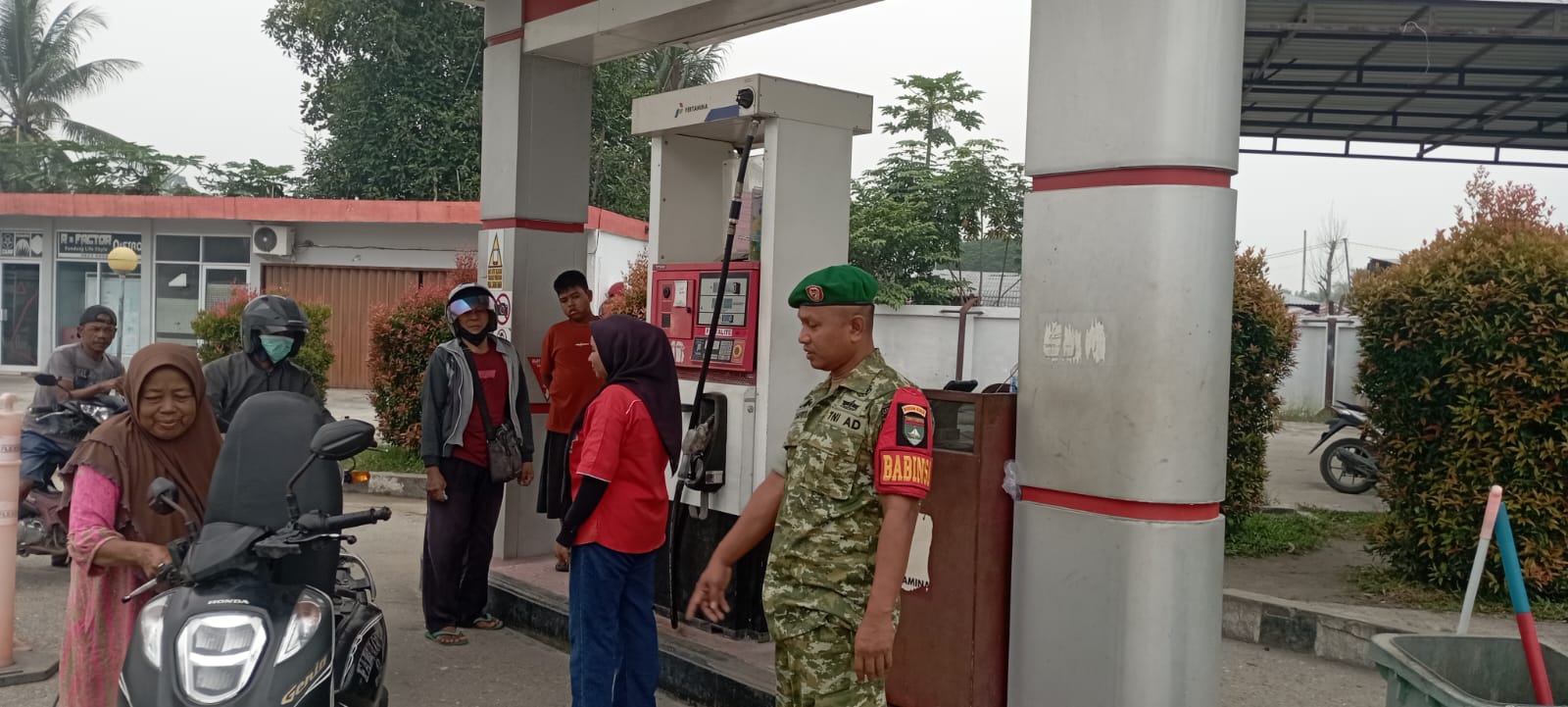 Babinsa Serda Dedi Saputra Kunjungi SPBU Komsos Bersama Warga Dan Karyawan SPBU