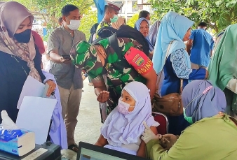 Badut Temani Loncing Vaksinasi Anak di Kabupaten Rokan Hulu