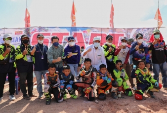 Bupati Siak Buka Kejuaraan Grasstrack dan Motocross Tumang Championship  