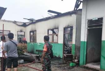 Babinsa dan Warga Bantu Petugas Damkar Padamkan Api di Kompleks SMP Muhammadiyah