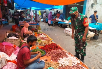 Rutin Turun Ke Pasar, Babinsa Pantau Harga Sembako