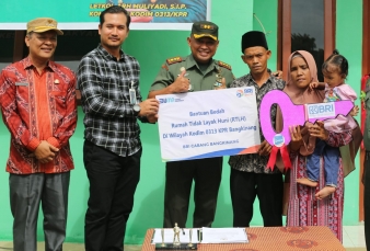 Dandim 0313/KPR, Serahkan Kunci Rumah Layak Huni, Kegiatan Non Program Karya Bhakti TNI Satkowil 