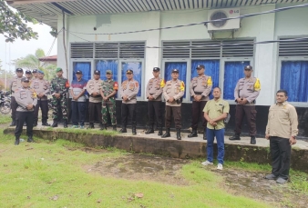 TNI Polri Melakukan Pengamanan Gudang Logistik