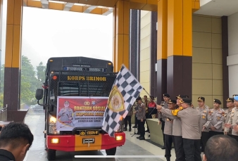 3 truk Brimob Riau angkut logistik bantuan Polda Riau ke Sumatera Barat