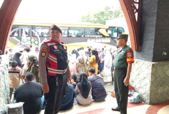 Babinsa Koramil 01/Bkn Monitoring Pemberangkatan Calon Jamaah Haji Asal Kabupaten Kampar 