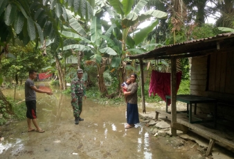 Peduli Warga Terdampak Banjir, Babinsa Koramil 07/Kampar Lakukan Monitoring Wilayah